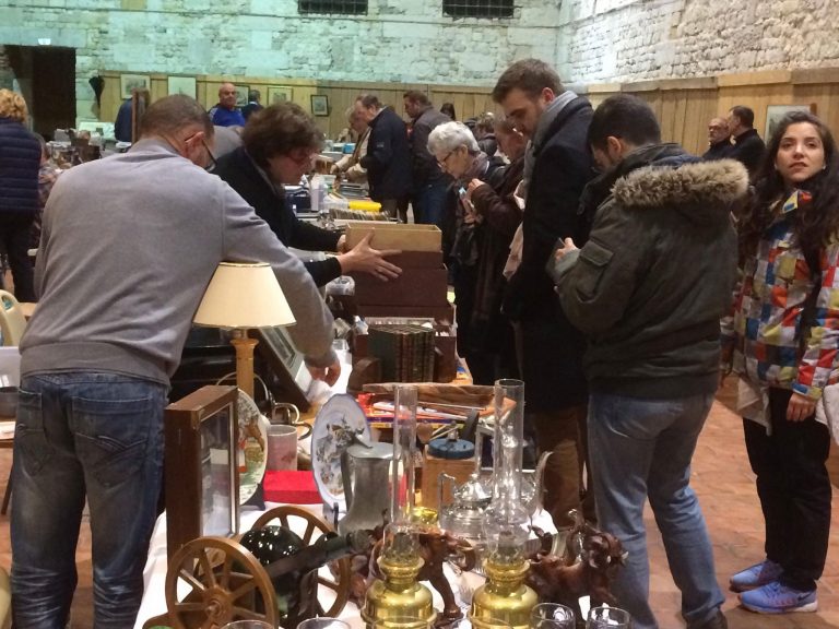 Foule au salon des collectionneurs