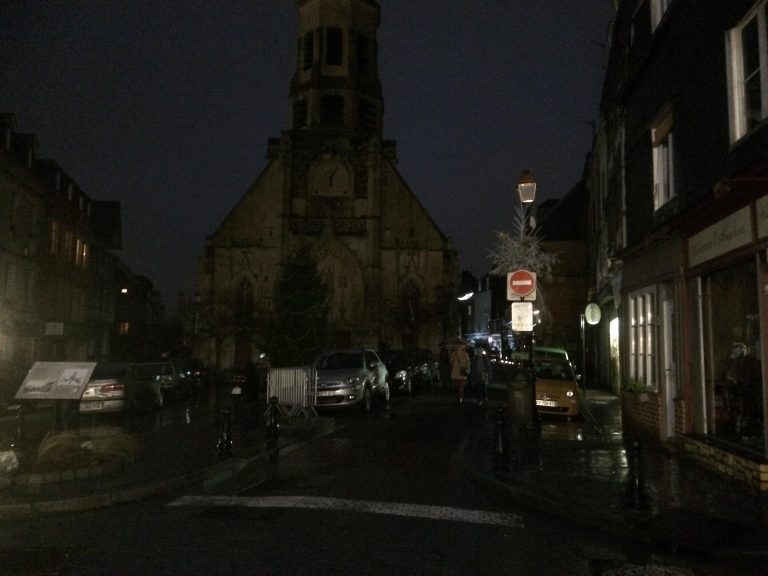 Pourquoi la rue Saint-Léonard est-elle plongée dans le noir…?