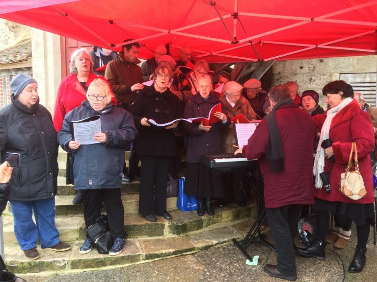 La chorale Erik Satie sur le marché de Noël