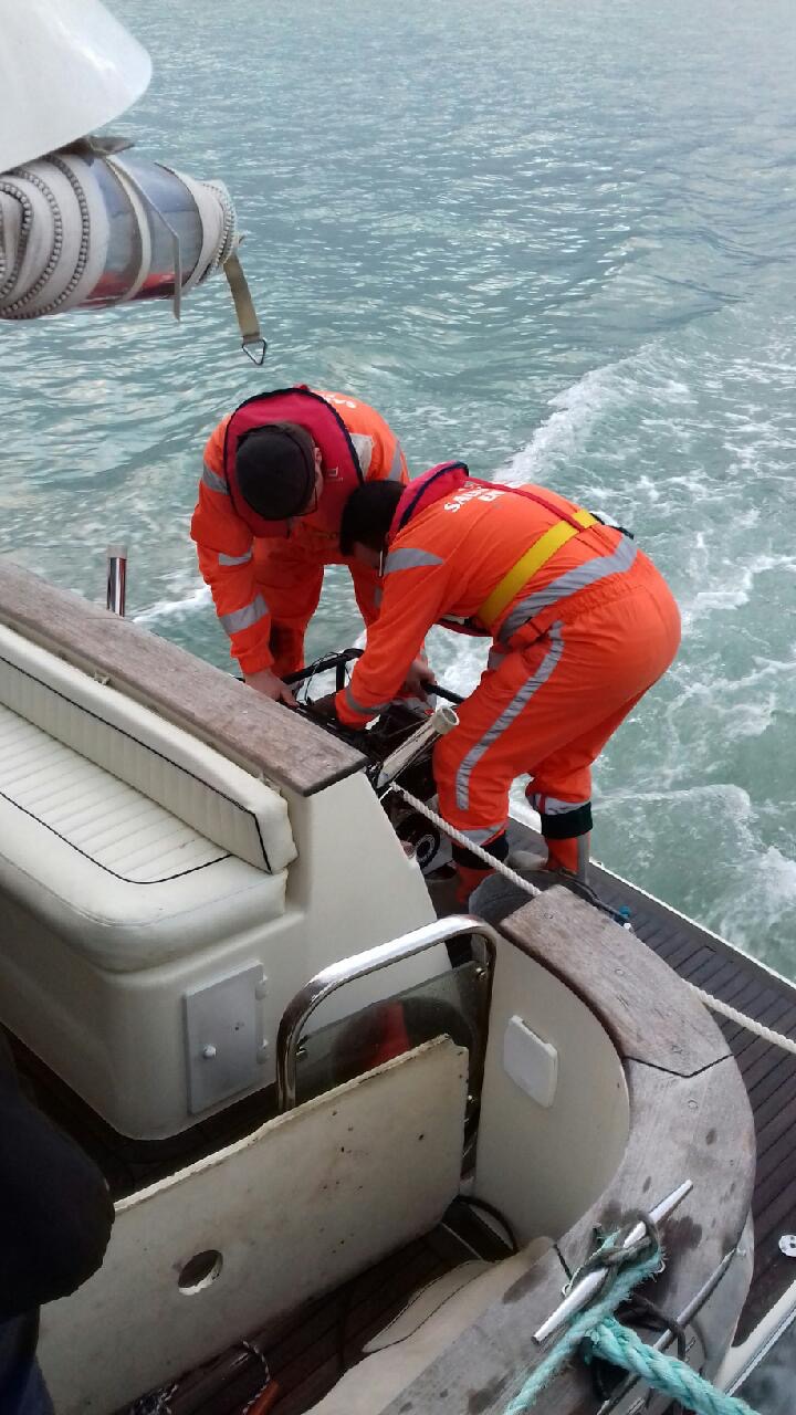 Les sauveteurs en mer interviennent sur un bateau victime d’une voie d’eau