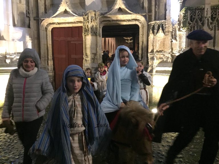 Procession de la lumière dans les rues de Honfleur