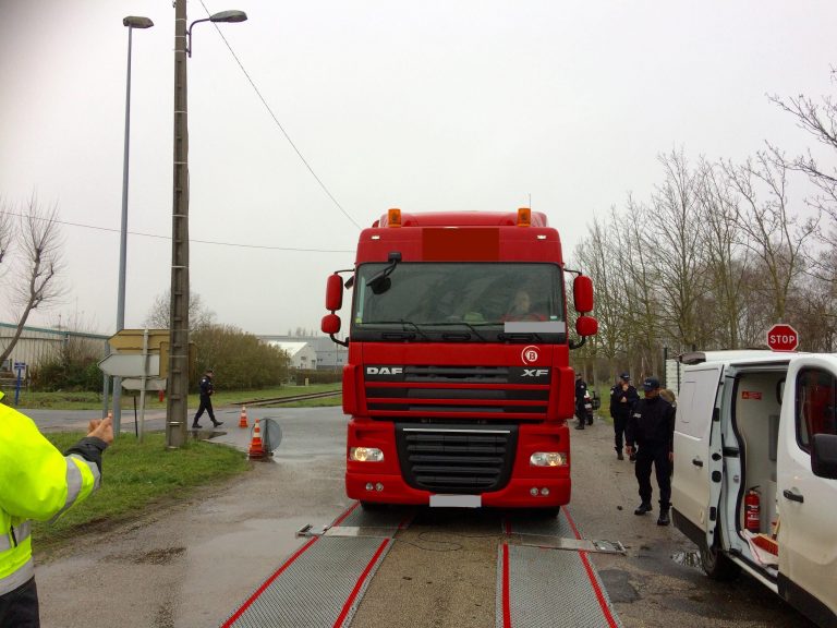 Une première à Honfleur : contrôle de police sur la surcharge des poids lourds.