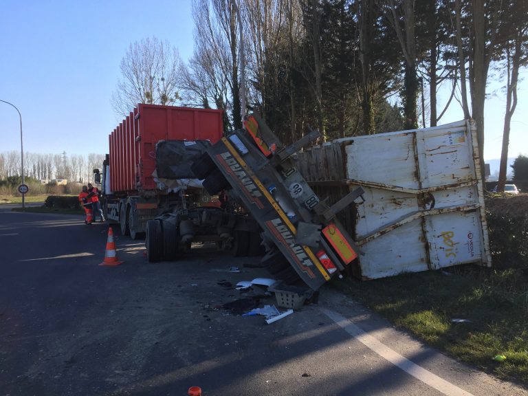 Un poids lourd percute un semi-remorque au rond-point du Poudreux