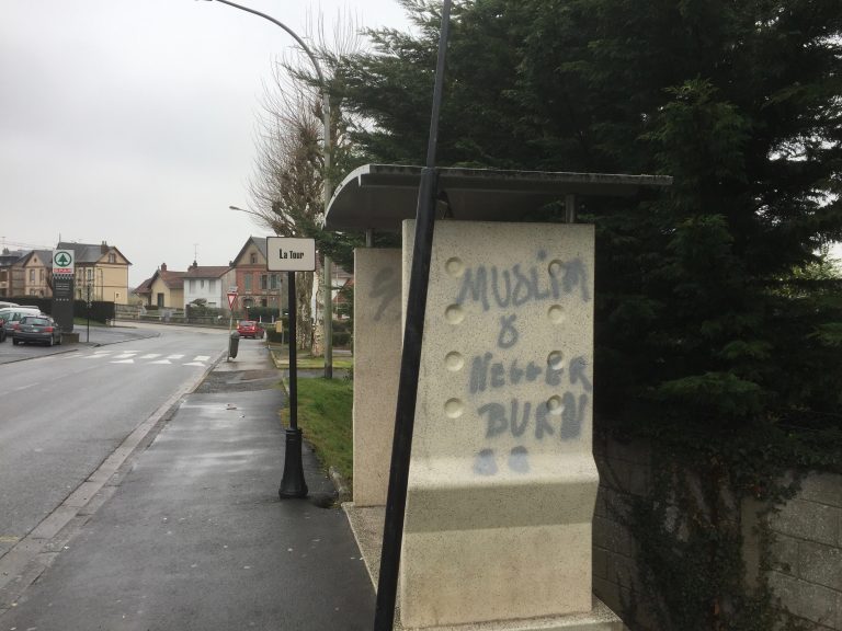 Graffitis racistes sur les murs d’un abri de bus