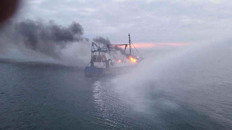 Un chalutier en feu au large de la Baie de Seine, les quatre marins sont sains et saufs…