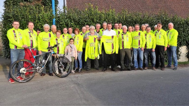 Remise de coupe-vent à l’AS Cyclo de Gonneville-sur-Honfleur.