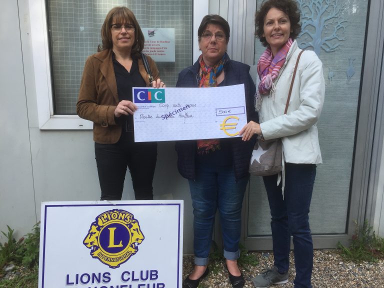 Le Lions Club offre un chèque de 500 € au Resto du cœur…