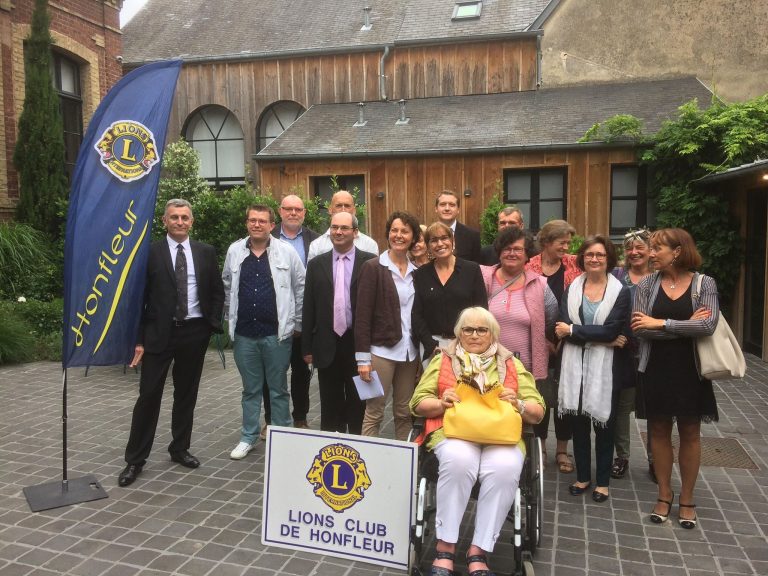 Sylvie Lhopitalier nouvelle présidente du Lions Club de Honfleur…
