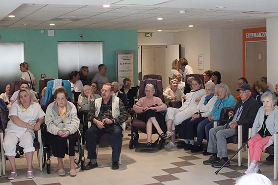 La Chorale du collège Alphonse Allais chante à l’EPHAD