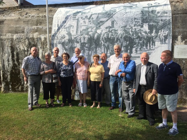 Les anciens combattants visitent le blockhaus de la Gare