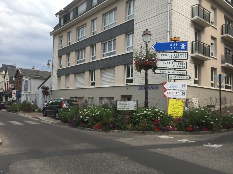 Affichage sauvage pour les soldes du village des marques