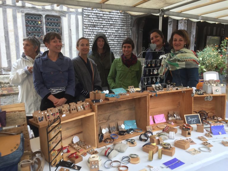 La pluie s’invite sur le marché de créateurs…