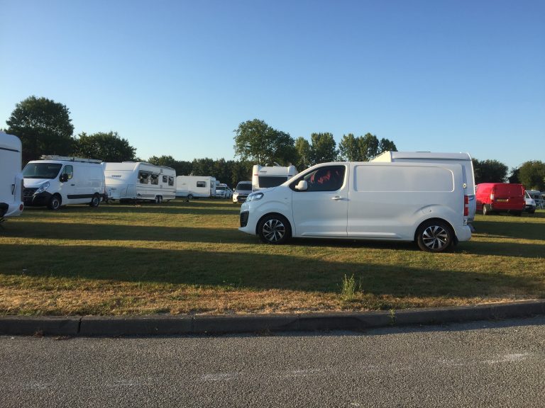 Ablon : Les gens du voyage envahissent le terrain communal : La fête du village pourrait être compromise.