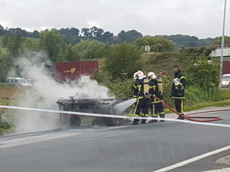 Feu de remorque au pied du pont de Normandie…