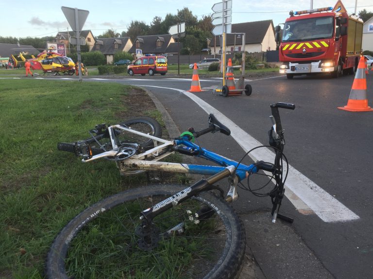 Un cycliste percuté au rond-point du Poudreux : le pronostic vital de la victime est engagé.