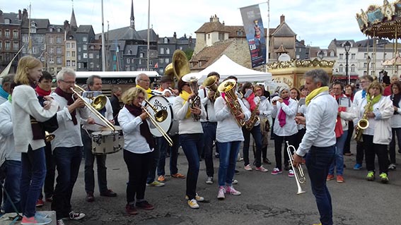 Fête de la crevette : Les déambulations musicales animent le port…