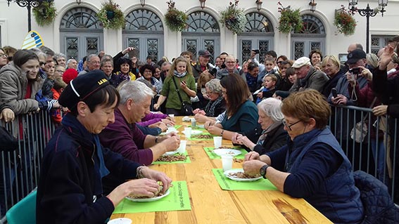 Le concours d’écalage clôt la fête de la crevette…