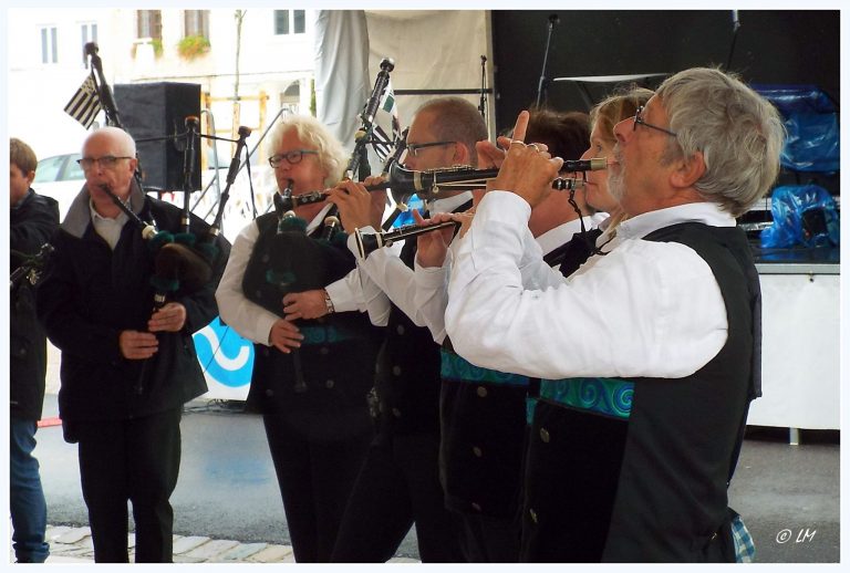 Le bagad  « Des Bretons du Havre » à la fête de la crevette…