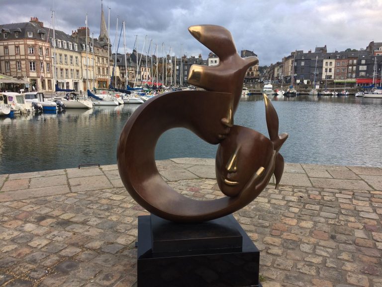 Une œuvre d’art sur le Quai du Vieux Bassin pour un vernissage…