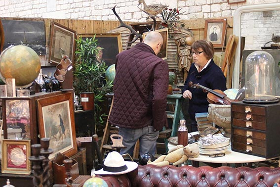 Un marchand de statuaire religieux était au Salon des Antiquaires…