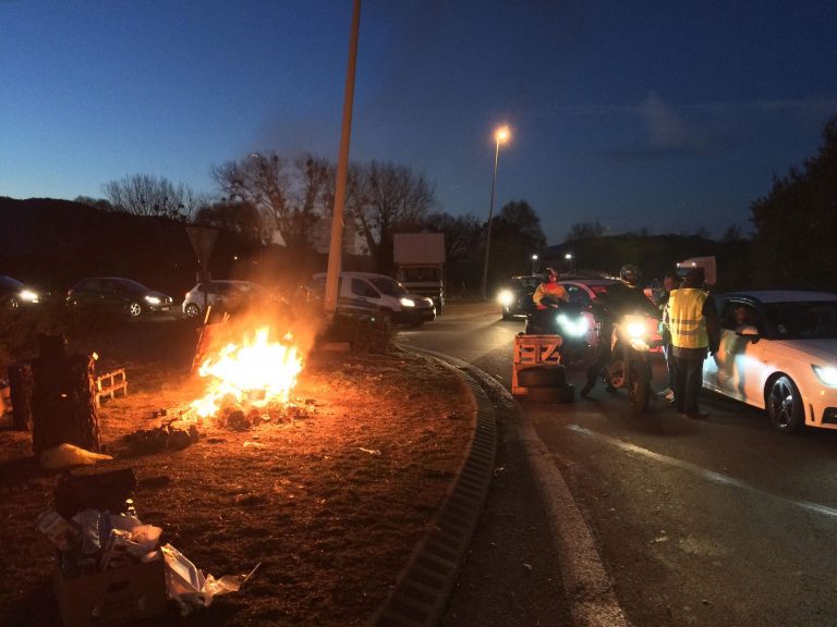 Barrages filtrants au rond-point du Pont de Normandie : la grogne des « Gilets Jaunes » se poursuit à Honfleur…