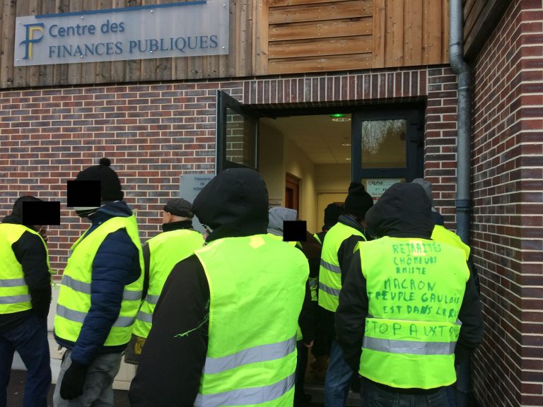 Les Gilets Jaunes occupent le nouveau centre des impôts de Honfleur…