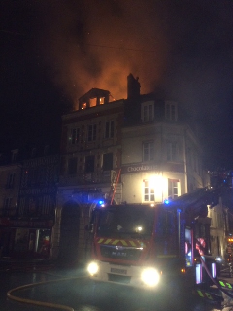 Neuf personnes évacuées après un violent incendie à Honfleur