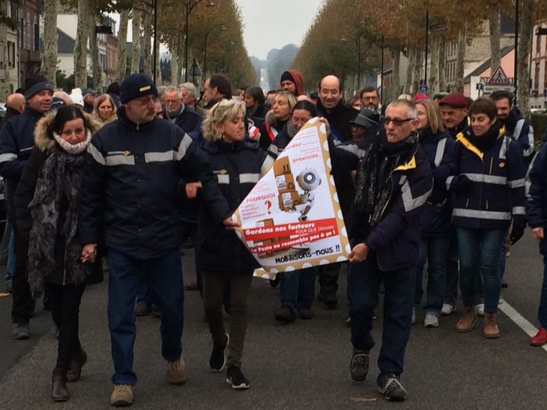 Plus de 150 personnes marchent pour soutenir les facteurs