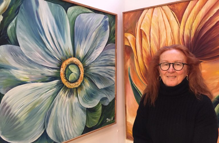 Béatrice Augier expose « ses fleurs monumentales » à Honfleur…