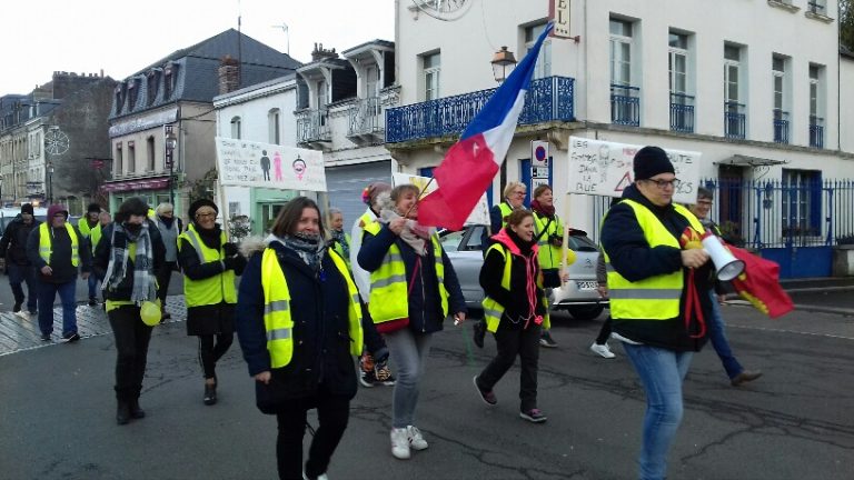 Des femmes gilets jaunes dans la rue de Honfleur…