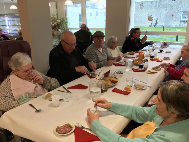 Le maire d’Equemauville partage le repas du nouvel an avec les résidants de l’EHPAD…