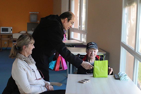 Le maire de Honfleur offre des chocolats aux résidents de l’EHPAD