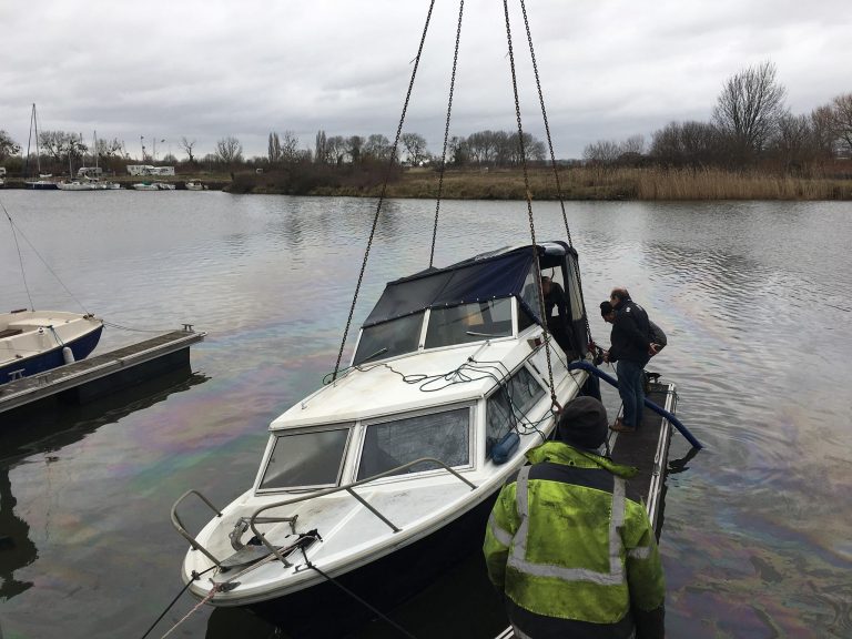 Opération de relevage réussie pour le bateau coulé dans le bassin Carnot…