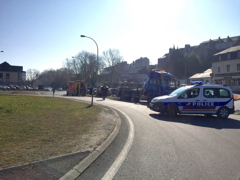 Perte de contrôle au rond point Carnot, la conductrice transportée au centre hospitalier…