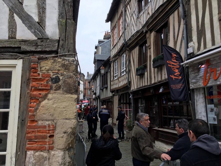 Honfleur : Un immeuble de trois étages menace de s’effondrer rue des Lingots…