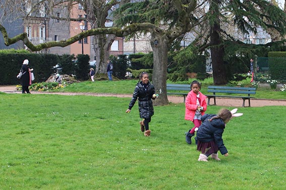 Chasse aux œufs au jardin public