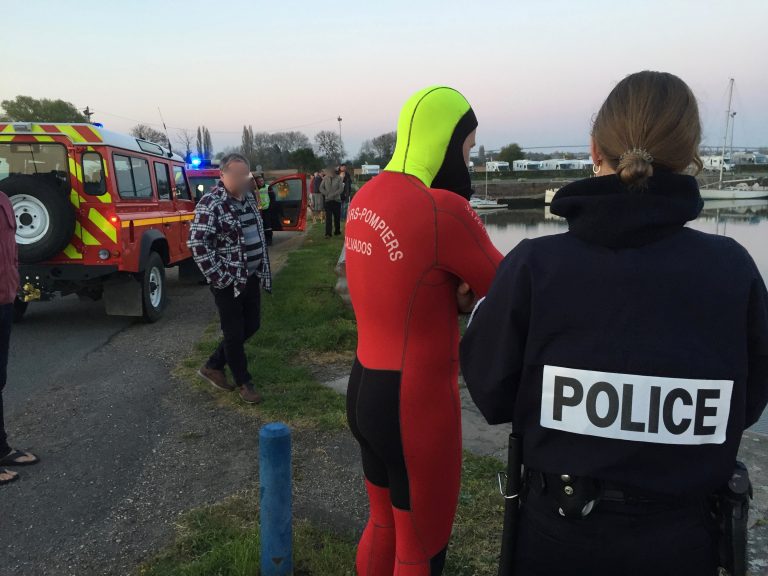 Une voiture chute dans le bassin Carnot, le conducteur s’en sort sain et sauf