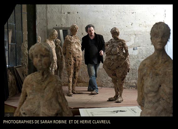 Exposition  » Contre-Courant » : Robert Keramsi travaille au présent des personnages de ciment