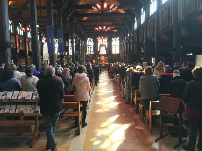 Hommage à Notre-Dame de Paris pendant le Chemin de Croix à St-Léonard