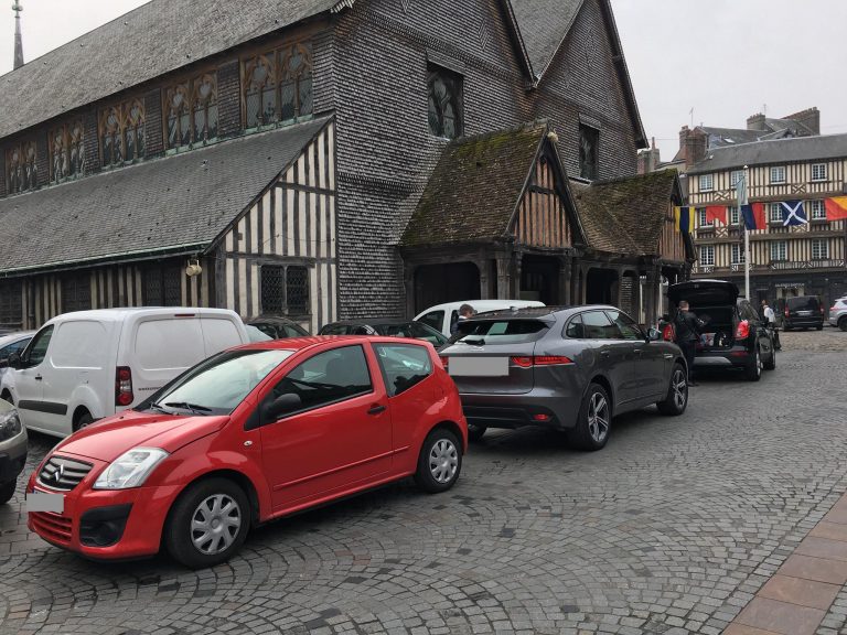 Travaux de marquage au sol pour les places de parkings….
