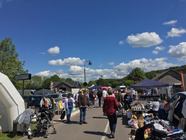 La foire à tout du Stade Saint-Sauveurais sous un beau soleil…