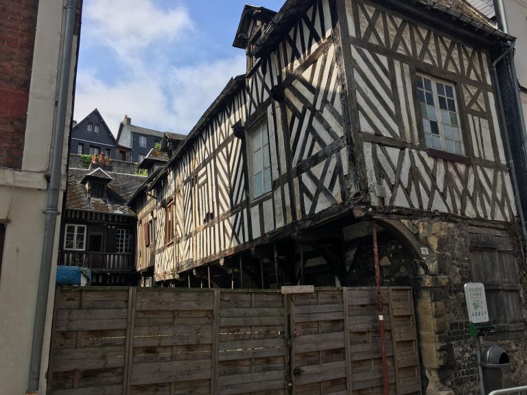 Une cheminée de plus d’une tonne s’écroule à l’intérieur d’une maison inoccupée…