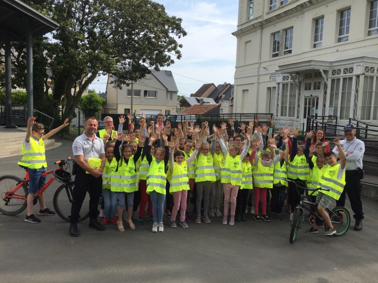 Remise de chasubles jaunes aux élèves de l’école Caubrière