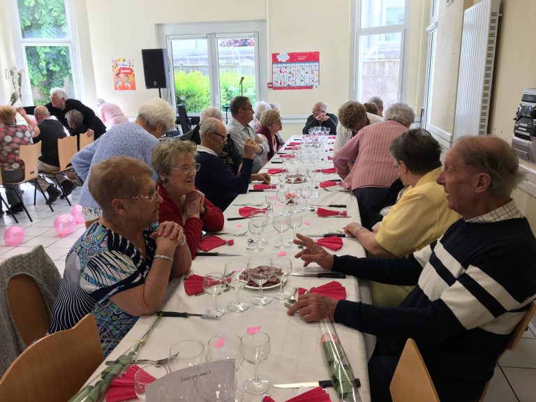 Ambiance de fête au repas des anciens