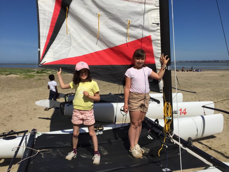 Anouck et Rose les premières inscrites à l’école de voile de Honfleur