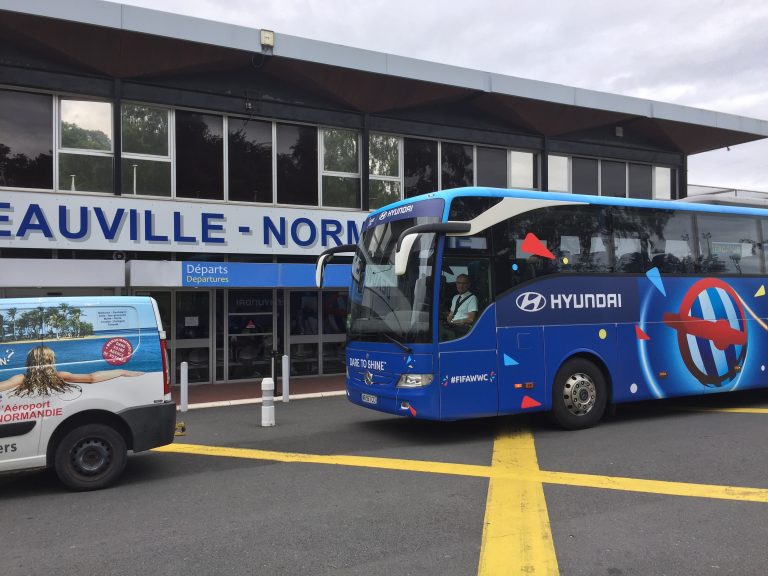 Le bus de la FIFA devant les portes de l’aéroport de Deauville-Normandie…