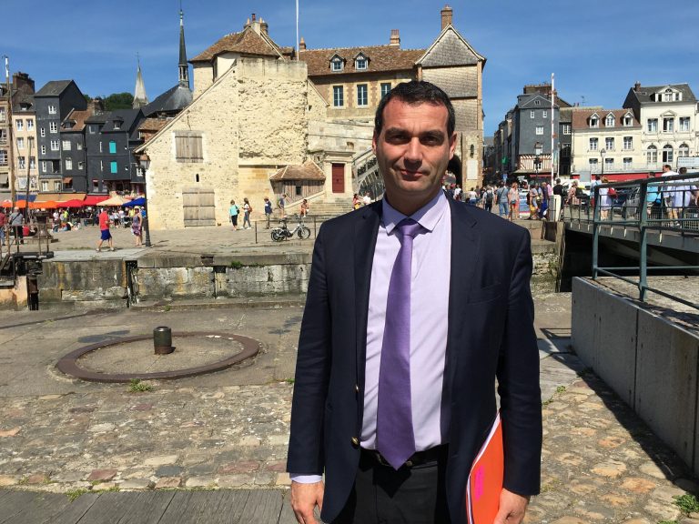 Le député du Calvados, Christophe Blanchet vote pour Honfleur…. !