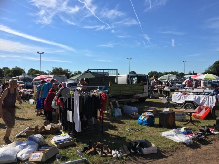 Beaucoup de monde à foire à tout du Mont-Joli