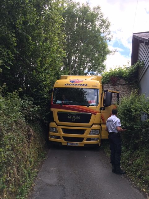 Camion bloqué dans le Chemin du Petit Saint-Pierre