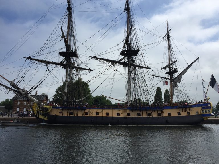 L’Hermione quitte Honfleur…